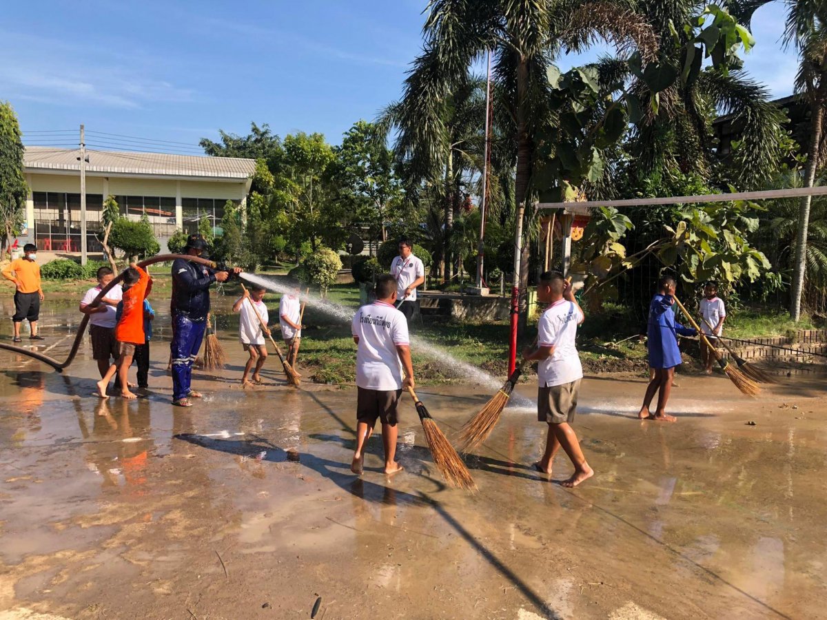เจ้าหน้าที่ อบต.อุดมทรัพย์ นำรถบรรทุกน้ำฉีดพ่นน้ำล้างทำความสะอาดสนามกีฬาโรงเรียนบ้านโนนเหลื่อม