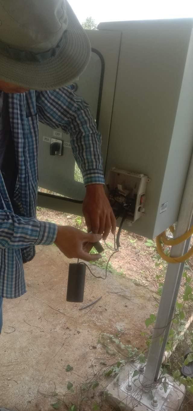 งานประปา กองช่าง ซ่อมแผงวงจรควบคุมการจ่ายไฟพลังงานแสงอาทิตย์ของประปาหมู่ที่ 13 บ้านโนนสง่า