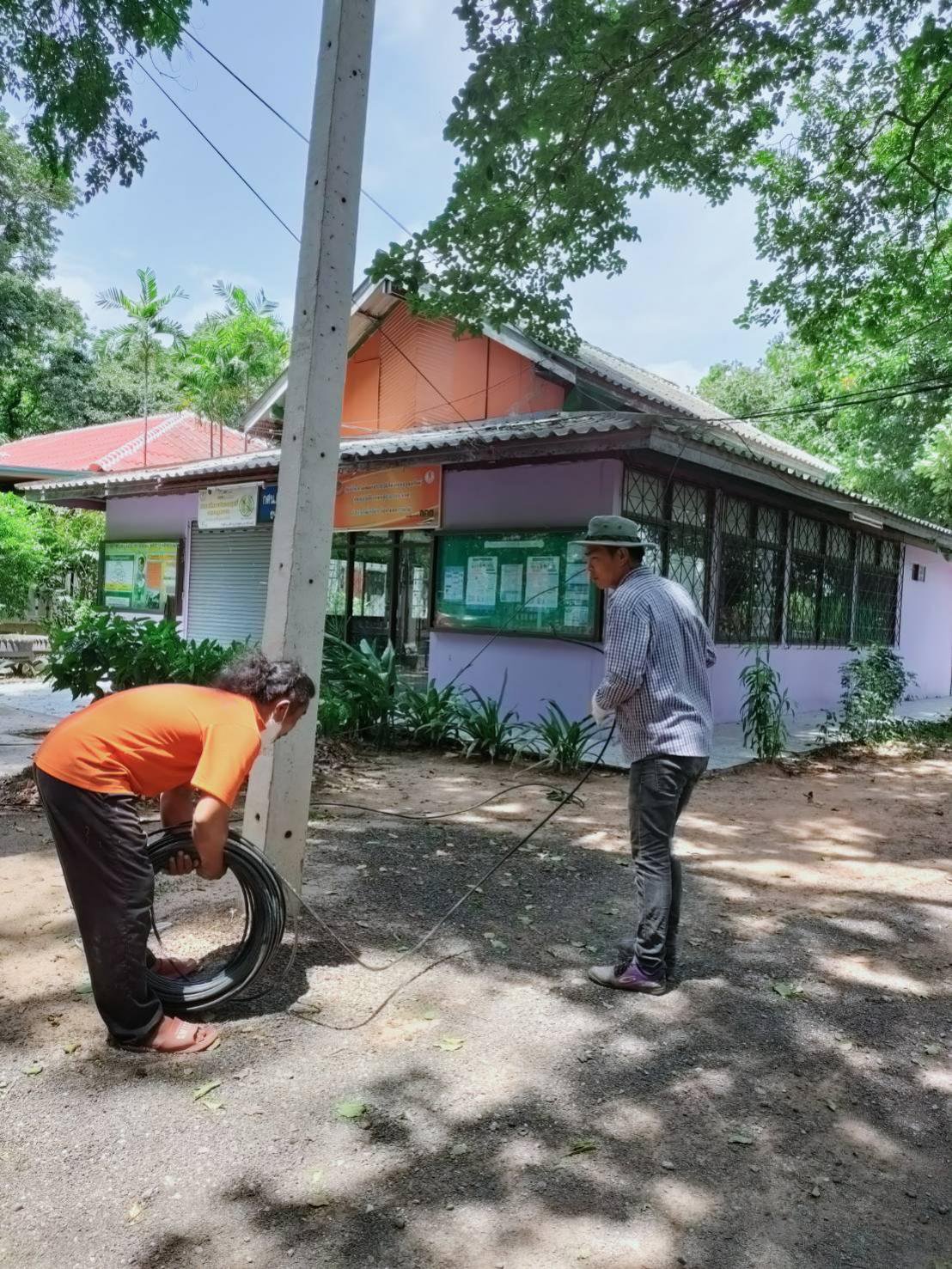 งานไฟฟ้า กองช่าง จัดเก็บสายไฟบริเวณสำนักงาน อบต.อุดมทรัพย์