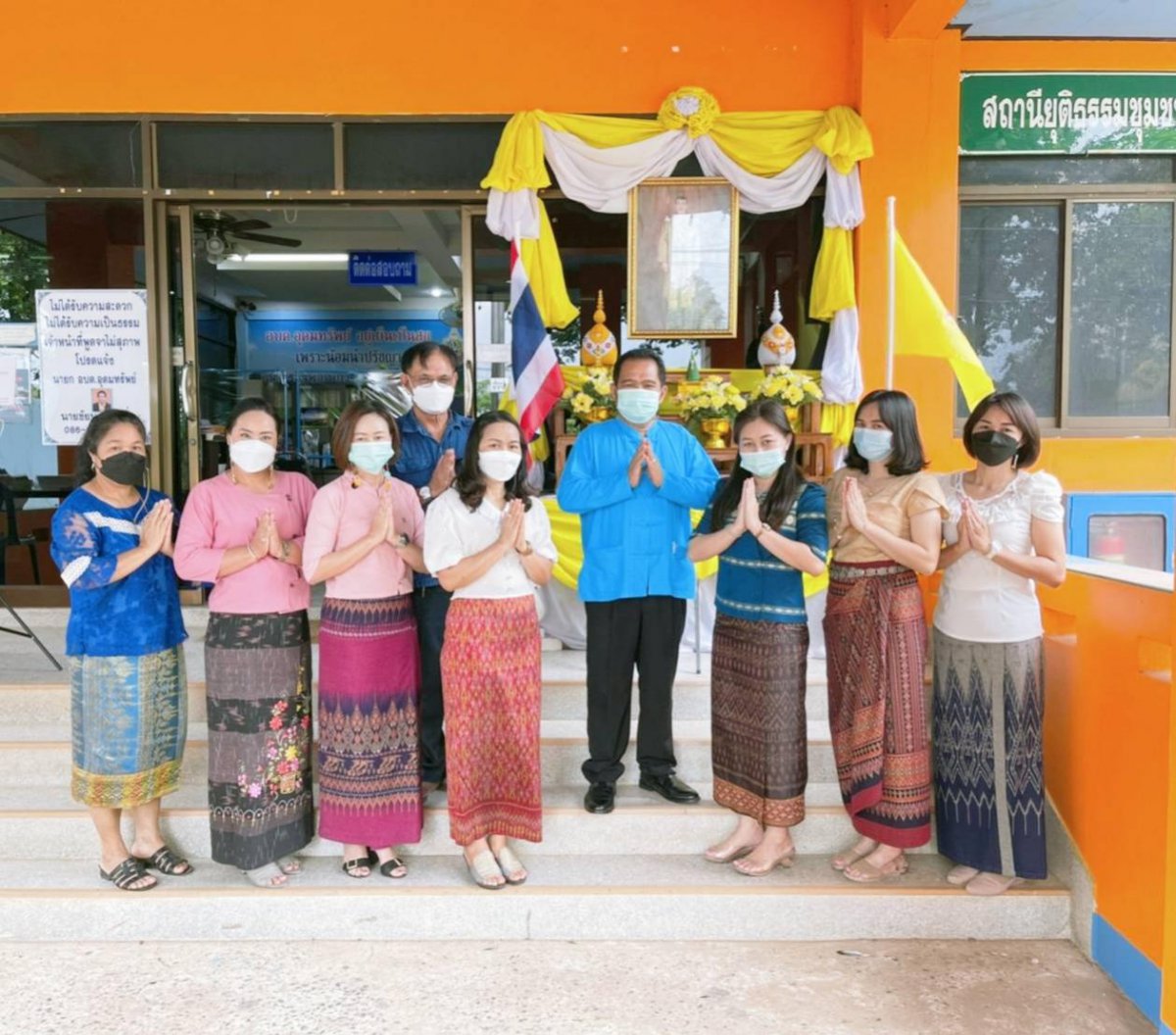 ร่วมส่งเสริมและสนับสนุนการใช้และสวมใส่ผ้าไทยหรือผ้าพื้นเมือง ตามนโยบายของรัฐบาลและกระทรวงวัฒนธรรม