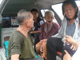 มอบเงินช่วยผู้ประสบภันฟ้าผ่าและไฟไหม้