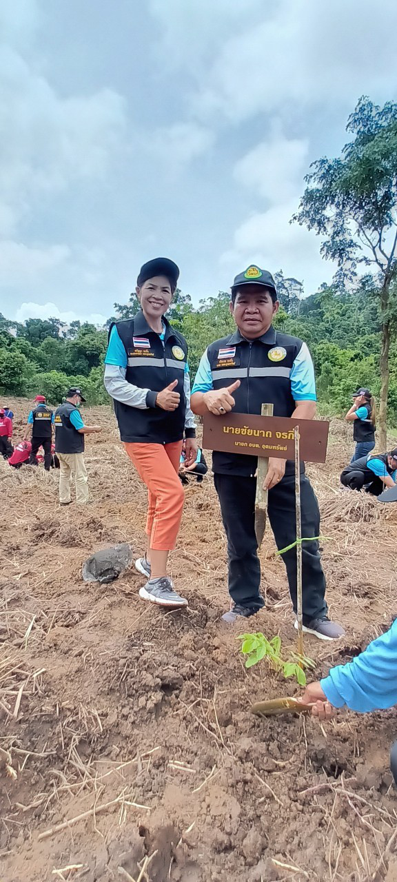ร่วมกิจกรรมโครงการปลูกป่าเฉลิมพระเกียรติเนื่องในโอกาสมหามงคลเฉลิมพระชนมพรรษา 90 พรรษา สมเด็จพระนางเจ้าสิริกิติ์ พระบรมราชินีนาถ พระบรมราชชนนีพันปีหลวง ณ ศูนย์วนวัฒนวิจัยที่ 6(นครราชสีมา) สถานีวิจัยสิ่งแวดล้อมสะแกราช