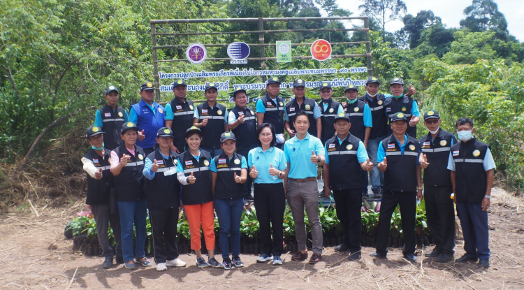 ร่วมกิจกรรมโครงการปลูกป่าเฉลิมพระเกียรติเนื่องในโอกาสมหามงคลเฉลิมพระชนมพรรษา 90 พรรษา สมเด็จพระนางเจ้าสิริกิติ์ พระบรมราชินีนาถ พระบรมราชชนนีพันปีหลวง ณ ศูนย์วนวัฒนวิจัยที่ 6(นครราชสีมา) สถานีวิจัยสิ่งแวดล้อมสะแกราช