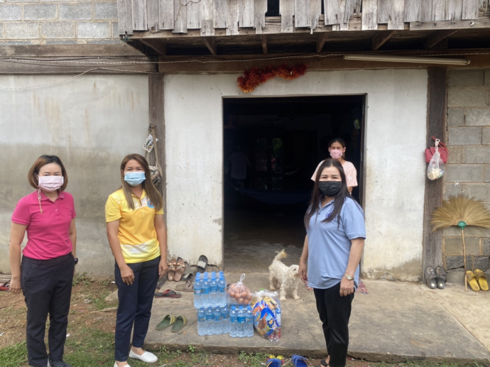 ตรวจเยี่ยมดูแลและมอบถุงยังชีพเครื่องอุปโภค-บริโภคให้กับประชาชนที่กักตัว จากสถานการณ์โควิด-19 จำนวน 11 ครัวเรือน 4 หมู่บ้าน