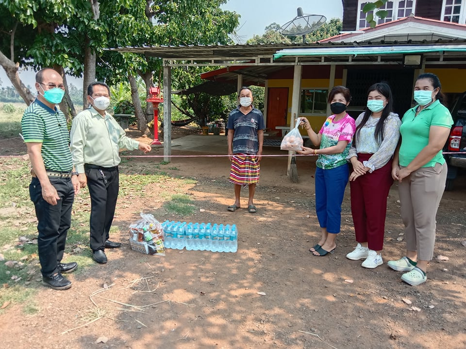 ลงพื้นที่ตรวจเยี่ยมดูแลและมอบถุงยังชีพเครื่องอุปโภค-บริโภคให้กับประชาชนที่กักตัวจากสถานการณ์การแพร่ระบาดของโรคติดเชื้อไวรัสโคโรนา2019(โควิด-19) จำนวน 10 ครัวเรือน 6 หมู่บ้าน