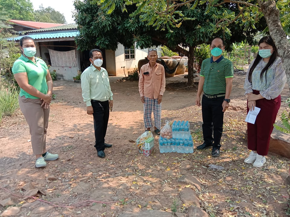 ลงพื้นที่ตรวจเยี่ยมดูแลและมอบถุงยังชีพเครื่องอุปโภค-บริโภคให้กับประชาชนที่กักตัวจากสถานการณ์การแพร่ระบาดของโรคติดเชื้อไวรัสโคโรนา2019(โควิด-19) จำนวน 10 ครัวเรือน 6 หมู่บ้าน
