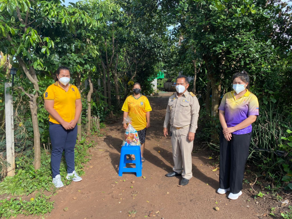 ลงพื้นที่ตรวจเยี่ยมดูแลและมอบถุงยังชีพเครื่องอุปโภค-บริโภคให้กับครัวเรือนที่กักตัว จำนวน  11 หมู่บ้าน