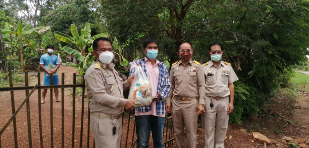 ลงพื้นที่ตรวจเยี่ยมดูแลและมอบถุงยังชีพเครื่องอุปโภค-บริโภคให้กับครัวเรือนที่กักตัว จำนวน  11 หมู่บ้าน