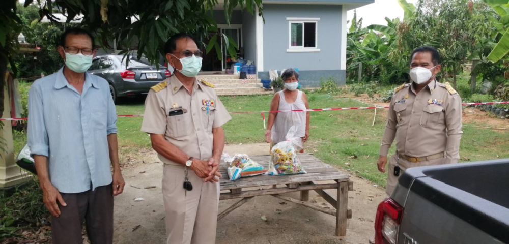 ลงพื้นที่ตรวจเยี่ยมดูแลและมอบถุงยังชีพเครื่องอุปโภค-บริโภคให้กับครัวเรือนที่กักตัว จำนวน  11 หมู่บ้าน