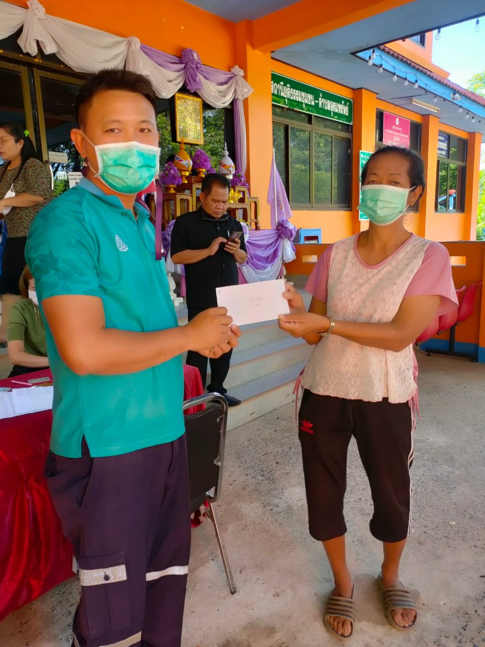 มอบเงินช่วยเหลือประชาชนผู้ประสบภัยจากเหตุวาตภัย จำนวน 68 ครัวเรือน 10 หมู่บ้าน ภายในตำบลอุดมทรัพย์