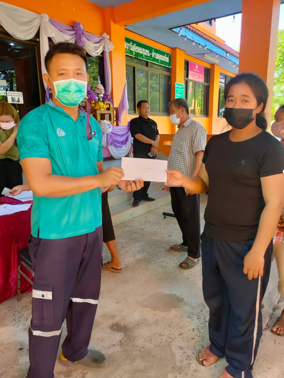 มอบเงินช่วยเหลือประชาชนผู้ประสบภัยจากเหตุวาตภัย จำนวน 68 ครัวเรือน 10 หมู่บ้าน ภายในตำบลอุดมทรัพย์