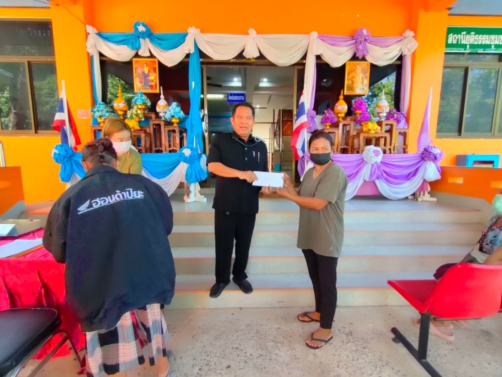 มอบเงินช่วยเหลือประชาชนผู้ประสบภัยจากเหตุวาตภัย จำนวน 68 ครัวเรือน 10 หมู่บ้าน ภายในตำบลอุดมทรัพย์
