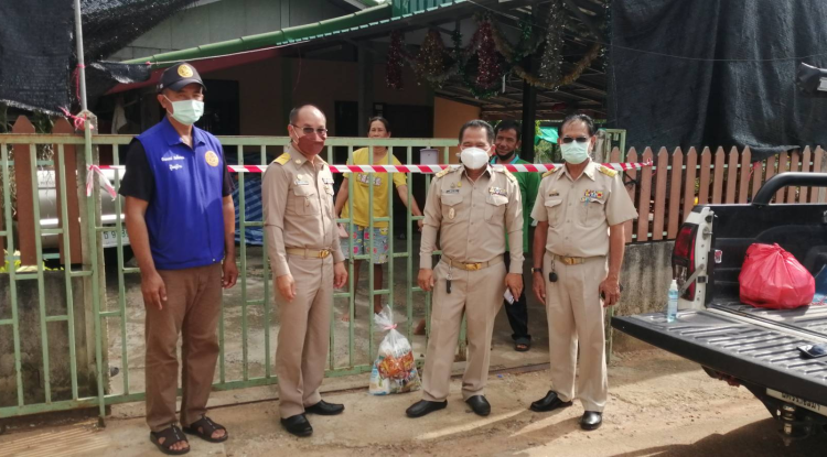 ลงพื้นที่ตรวจเยี่ยมดูแลและมอบถุงยังชีพเครื่องอุปโภค-บริโภคให้กับครัวเรือนที่กักตัว จำนวน  11 หมู่บ้าน