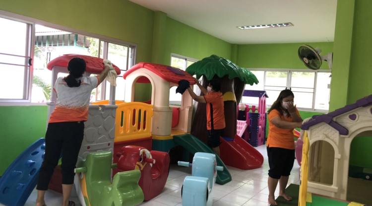 ดำเนินการทำความสะอาดบริเวณพื้นที่โดยรอบทั้งภายในและภายนอกศูนย์พัฒนาเด็กเล็กบ้านหนองแวง