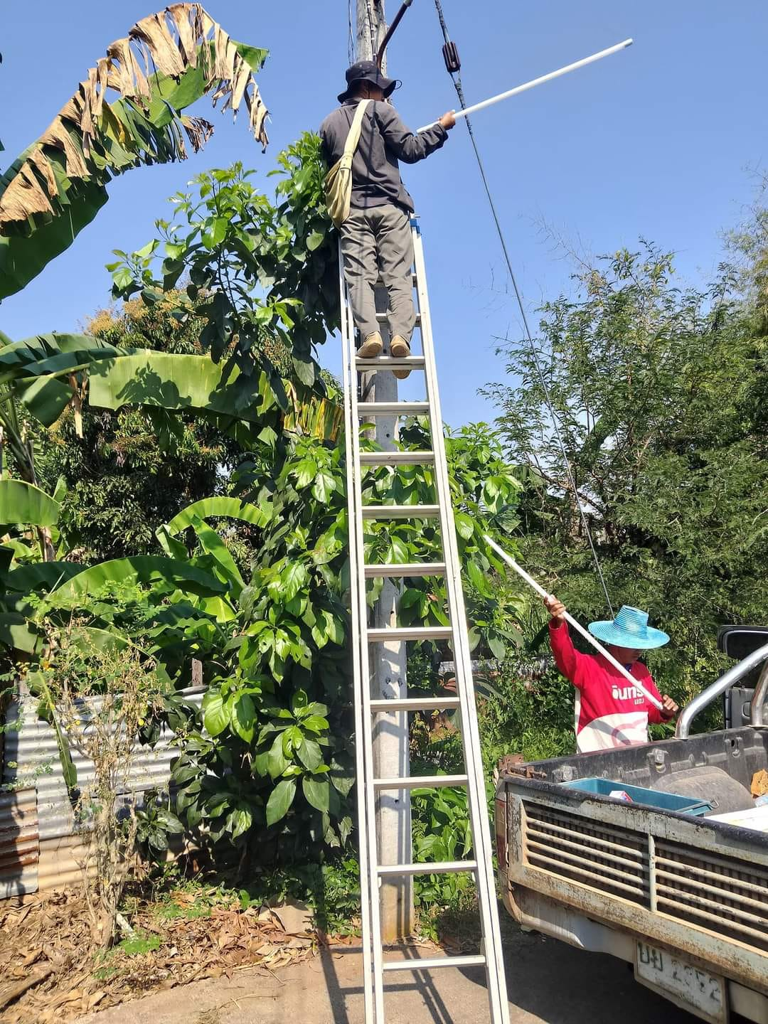 ตรวจสอบ/แก้ไขปรับปรุงและซ่อมแซมไฟฟ้าส่องสว่างภายในหมู่บ้านห้วยพรหม หมู่ที่ 8 