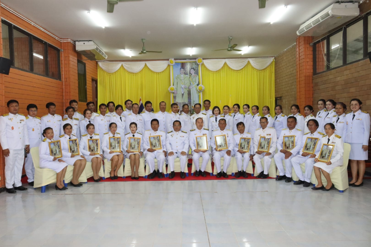 พิธีมอบพระบรมฉายาลักษณ์ พระบาทสมเด็จพระเจ้าอยู่หัว ที่ฉายกับสมเด็จพระนางเจ้าฯ พระบรมราชินี รัชกาลที่ 10