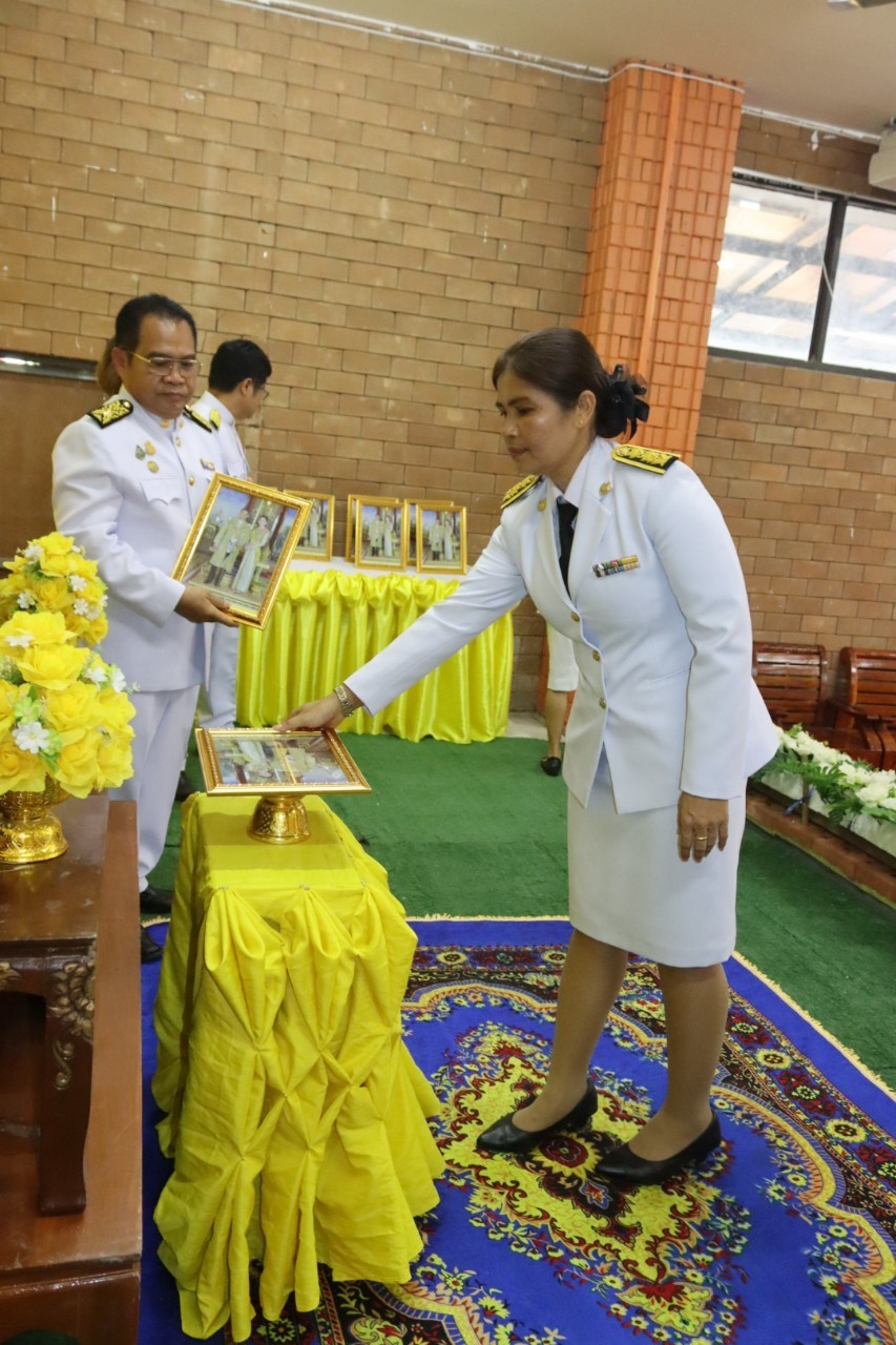 พิธีมอบพระบรมฉายาลักษณ์ พระบาทสมเด็จพระเจ้าอยู่หัว ที่ฉายกับสมเด็จพระนางเจ้าฯ พระบรมราชินี รัชกาลที่ 10