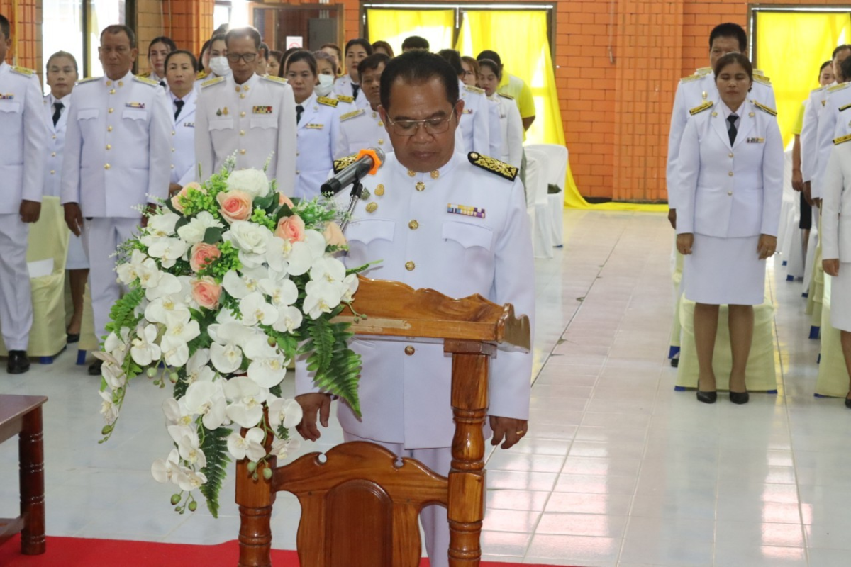 พิธีมอบพระบรมฉายาลักษณ์ พระบาทสมเด็จพระเจ้าอยู่หัว ที่ฉายกับสมเด็จพระนางเจ้าฯ พระบรมราชินี รัชกาลที่ 10