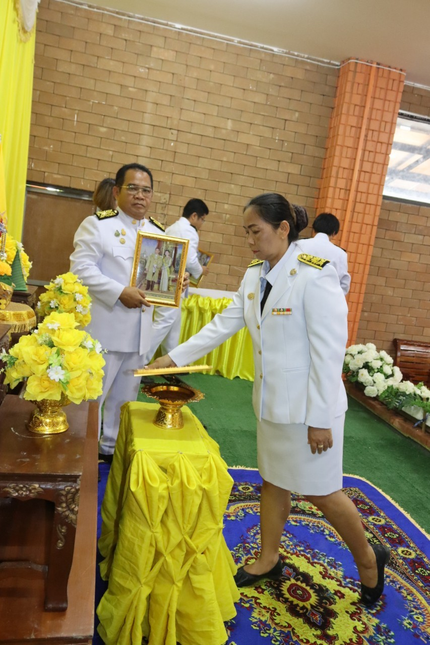 พิธีมอบพระบรมฉายาลักษณ์ พระบาทสมเด็จพระเจ้าอยู่หัว ที่ฉายกับสมเด็จพระนางเจ้าฯ พระบรมราชินี รัชกาลที่ 10