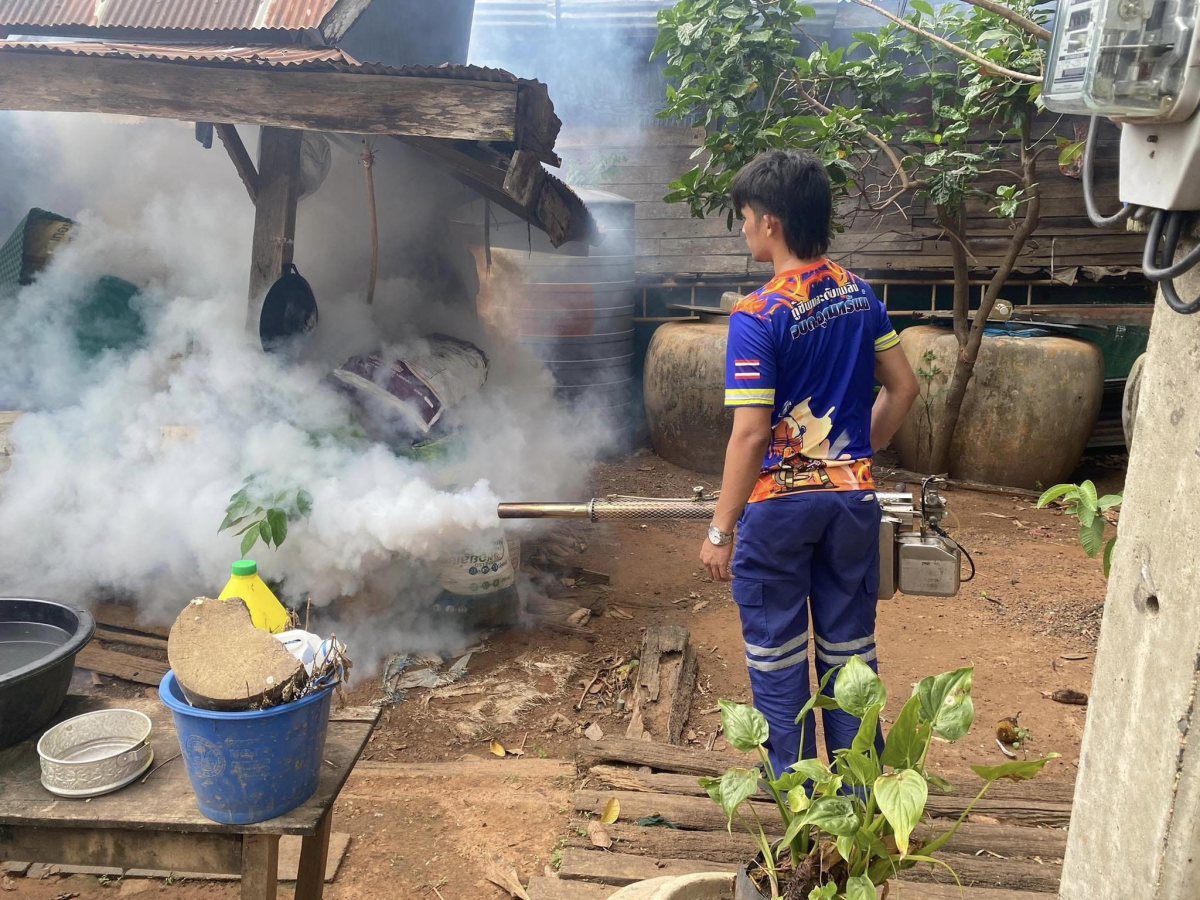 การดำเนินการฉีดพ่นหมอกควันควบคุมโรคไข้เลือดออก ณ บ้านหัวเขาทอง หมู่ที่ 15