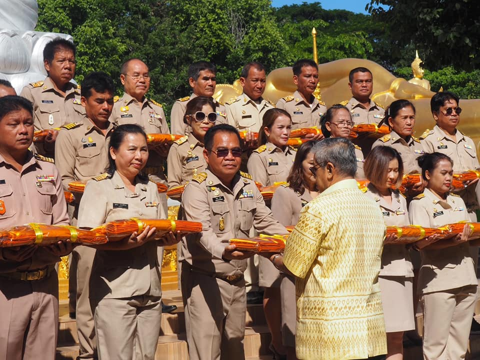 ร่วมทำบุญตักบาตรและถวายผ้าไตรในโครงการอุปสมบทหมู่ถวายพระราชกุศล แด่พระบาทสมเด็จพระบรมชนกาธิเบศร มหาภูมิพล อดุลยเดชมหาราช บรมนาถบพิตร อำเภอวังน้ำเขียว ครั้งที่ 19 ณ วัดป่าโพธิภาวัน(โนนค่าง) ตำบลอุดมทรัพย์ อำเภอวังน้ำเขียว จังหวัดนครราชสีมา