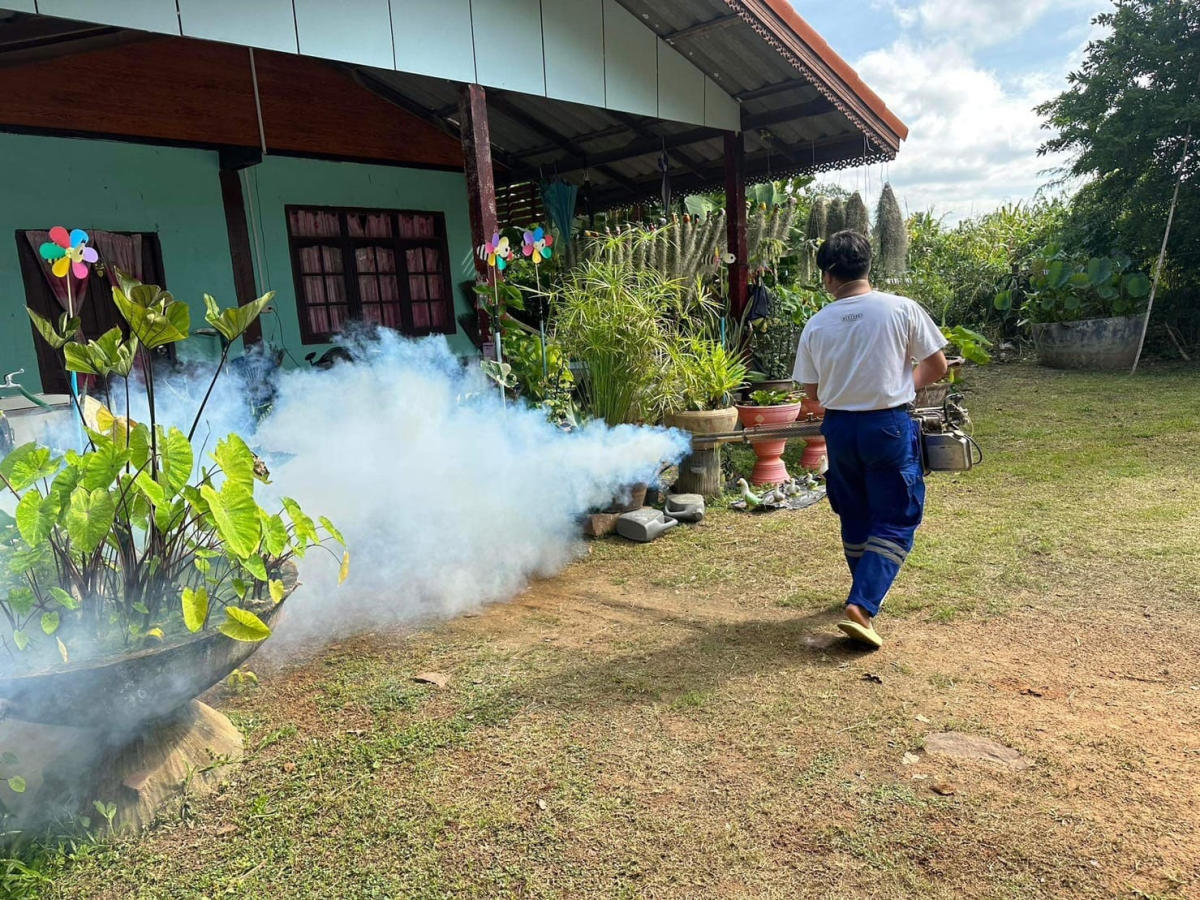 ดำเนินการฉีดพ่นหมอกควันกำจัดลูกน้ำยุงลาย บริเวณภายในหมู่บ้านวังน้ำเขียว หมู่ที่ 9