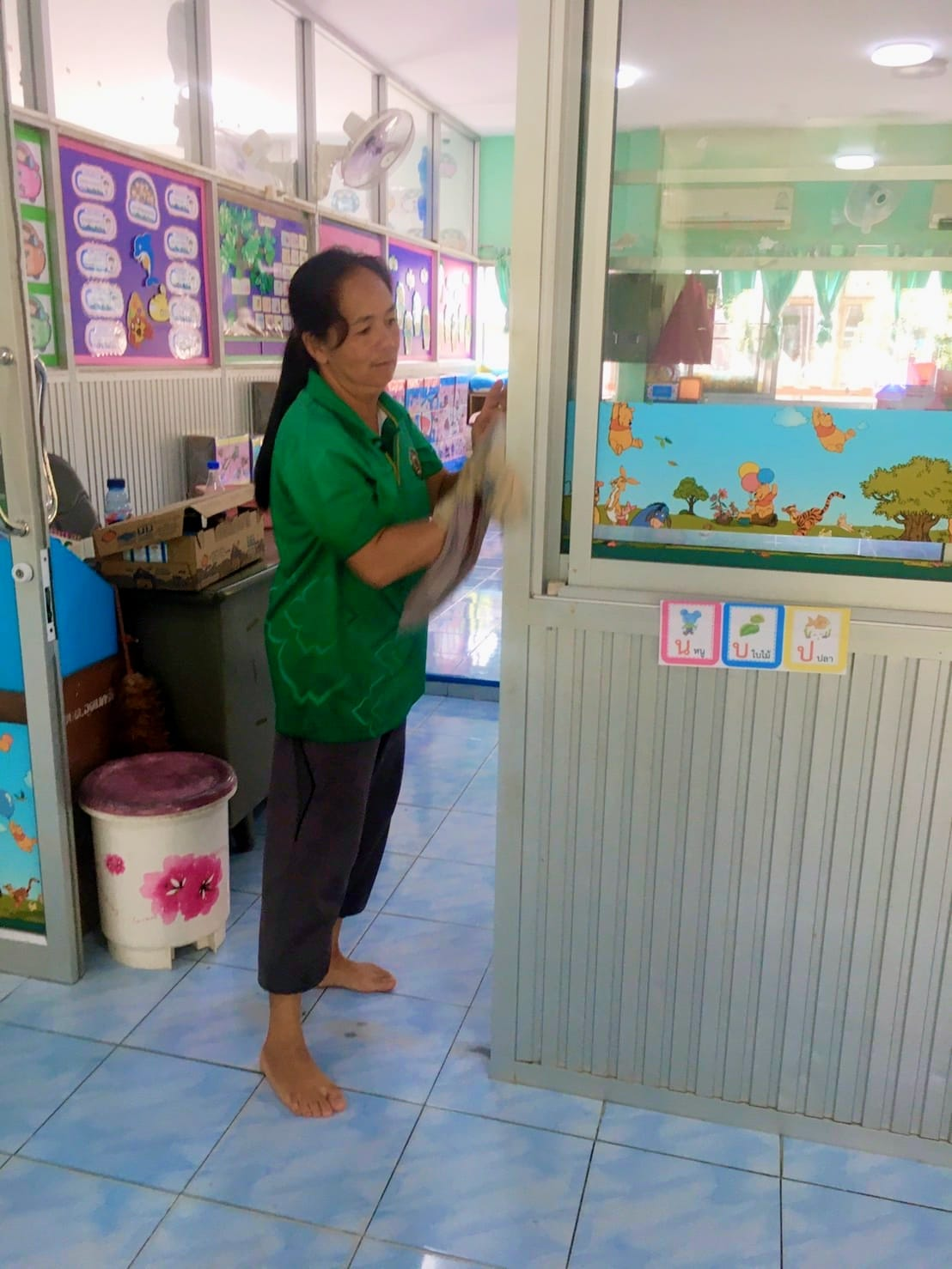 ฉีดพ่นน้ำยาฆ่าเชื้อ และทำความสะอาดวัสดุ สิ่งของ เครื่องใช้บริเวณศูนย์พัฒนาเด็กเล็กอุดมทรัพย์