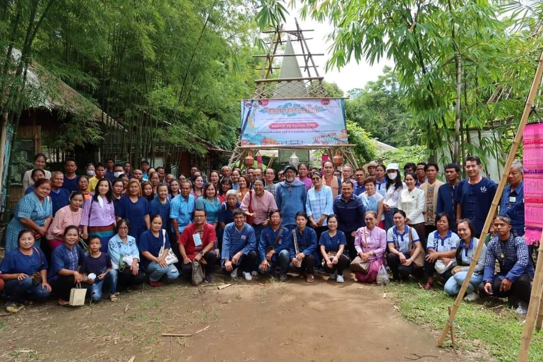 ร่วมงาน ชม ชิม ช้อป "ตลาดร่มไผ่" กิจกรรมส่งเสริมการตลาดเกษตรปลอดภัย ณ  โรงเรียนป่าไผ่ลุงโชค 