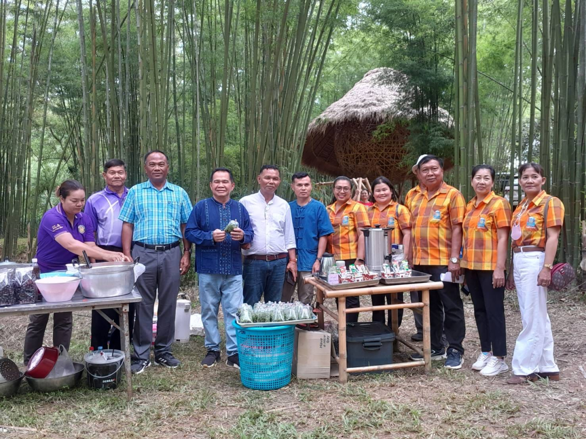 ร่วมงาน ชม ชิม ช้อป "ตลาดร่มไผ่" กิจกรรมส่งเสริมการตลาดเกษตรปลอดภัย ณ  โรงเรียนป่าไผ่ลุงโชค 