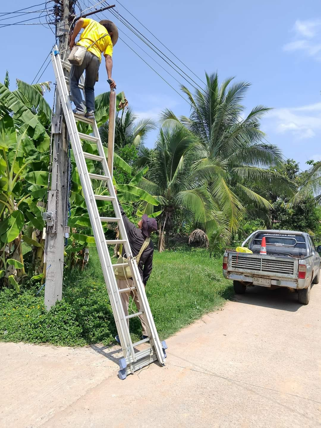 ตรวจสอบและซ่อมแซมไฟฟ้าส่องสว่างภายในหมู่ที่ 8 บ้านห้วยพรหม