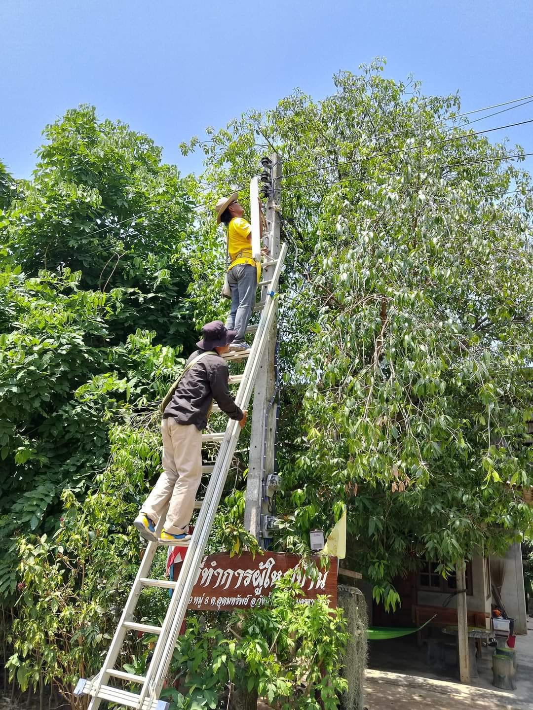ตรวจสอบและซ่อมแซมไฟฟ้าส่องสว่างภายในหมู่ที่ 8 บ้านห้วยพรหม