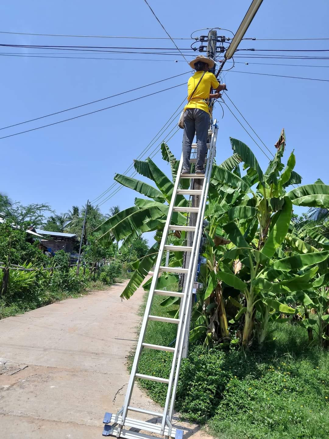ตรวจสอบและซ่อมแซมไฟฟ้าส่องสว่างภายในหมู่ที่ 8 บ้านห้วยพรหม