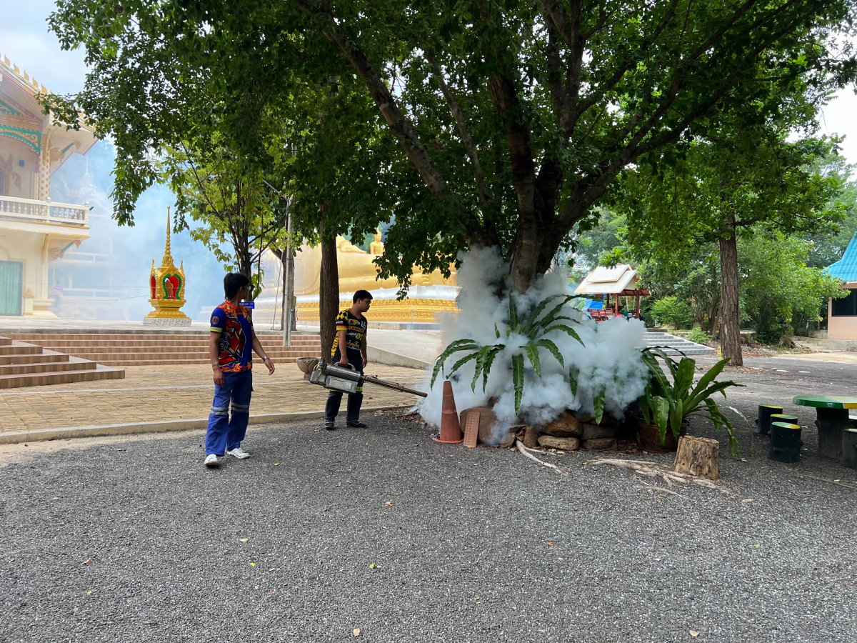ดำเนินการฉีดพ่นหมอกควันเพื่อกำจัดลูกน้ำยุง ณ บริเวณภายในวัดป่าโพธิภาวัน(วัดโนนค่าง) หมู่ที่ 7