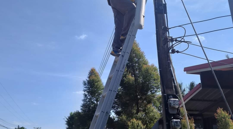 ดำเนินการซ่อมแซมไฟฟ้าส่องสว่าง ภายในหมู่บ้านโนนสง่า หมู่ที่ 13