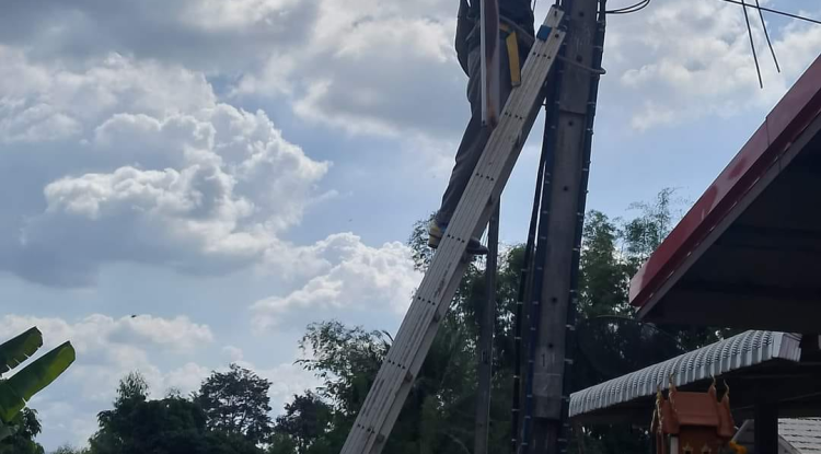 เจ้าหน้าที่งานไฟฟ้า และงานประปา กองช่าง ดำเนินการซ่อมแซมไฟฟ้าส่องสว่าง และปรับปรุงแก้ไขระบบประปา ภายในหมู่บ้านพื้นที่ตำบลอุดมทรัพย์ อำเภอวังน้ำเขียว จังหวัดนครราชสีมา 