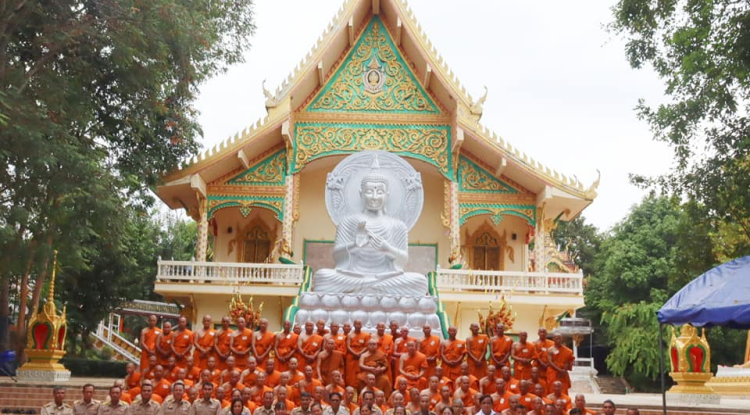ร่วมทำบุญตักบาตรและถวายผ้าไตรในโครงการอุปสมบทหมู่ถวายพระราชกุศล แด่พระบาทสมเด็จพระบรมชนกาธิเบศร มหาภูมิพล อดุลยเดชมหาราช บรมนาถบพิตร อำเภอวังน้ำเขียว ครั้งที่ 19  ณ วัดป่าโพธิภาวัน(โนนค่าง) ตำบลอุดมทรัพย์ อำเภอวังน้ำเขียว จังหวัดนครราชสีมา