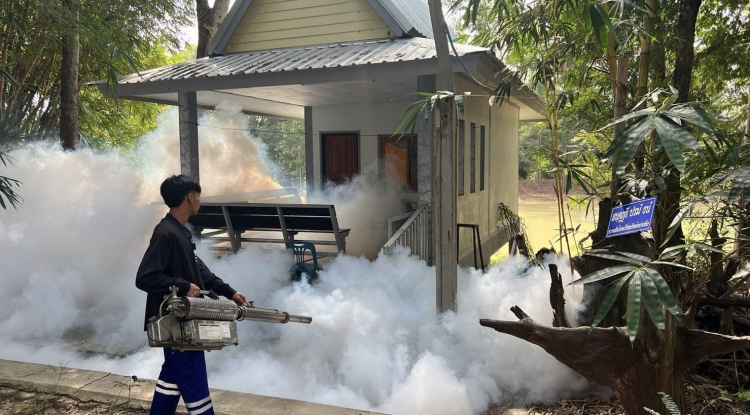 ฉีดพ่นหมอกควันกำจัดลูกน้ำยุงลาย บริเวณภายในวัดป่าโพธิภาวัน(โนนค่าง) ตำบลอุดมทรัพย์ อำเภอวังน้ำเขียว จังหวัดนครราชสีมา