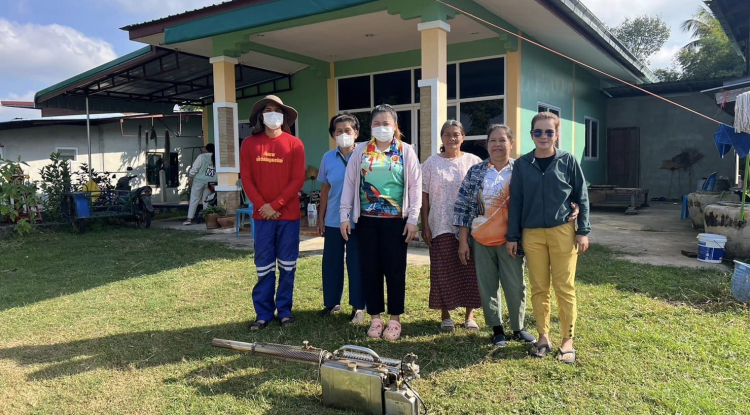 ฉีดพ่นหมอกควันกำจัดลูกน้ำยุงลาย บริเวณภายในหมู่บ้านโนนเหลื่อม หมู่ที่ 2 ตำบลอุดมทรัพย์ อำเภอวังน้ำเขียว จังหวัดนครราชสีมา