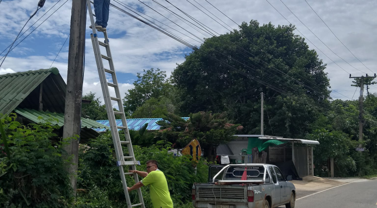 ซ่อมแซมไฟฟ้าส่องสว่างภายในหมู่บ้านในพื้นที่ตำบลอุดมทรัพย์