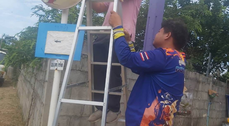 เปลี่ยนกระจกโค้งจราจรที่ชำรุดเสียหาย บริเวณจุดเสี่ยงภายในหมู่บ้าน