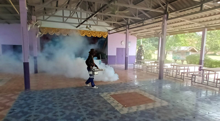 รณรงค์ควบคุมโรคไข้เลือดออก ประจำปีงบประมาณ 2566 โดยดำเนินการฉีดพ่นหมอกควัน บริเวณโรงเรียนในเขตพื้นที่ตำบลอุดมทรัพย์ จำนวน 8 โรงเรียน