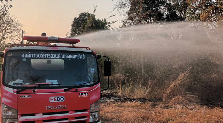ฉีดพ่นน้ำดับไฟเพื่อเป็นการระงับอัคคีภัย เหตุเพลิงไหม้บริเวณไร่องุ่นนิวเนรมิต บ้านหัวเขาทอง หมู่ที่ 15