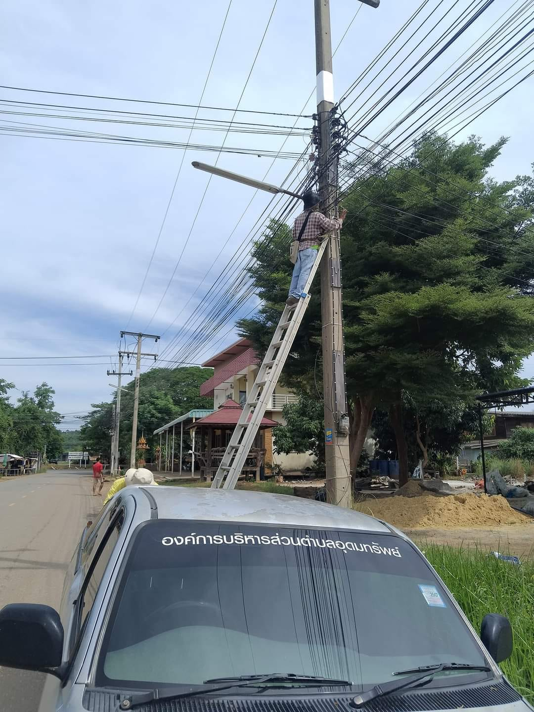 การดำเนินการตรวจสอบแก้ไข และซ่อมแซมไฟฟ้าส่องสว่างภายในหมู่บ้านบ้านโนนงิ้ว หมู่ที่ 3