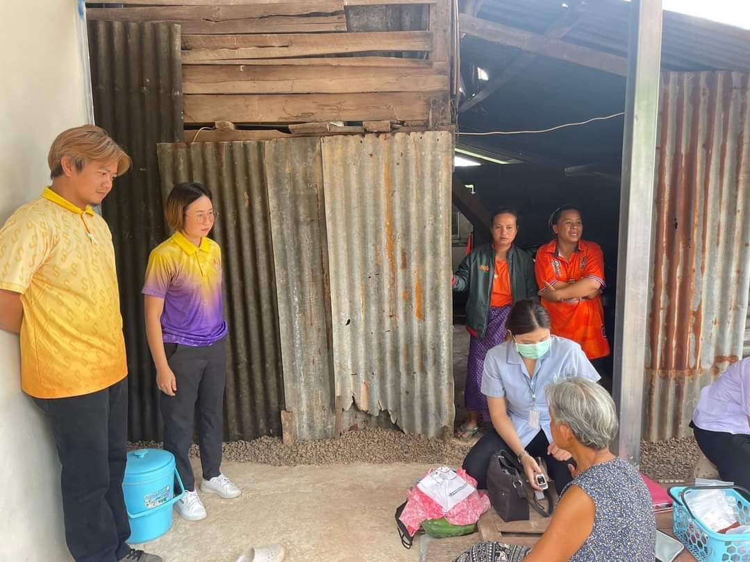 ร่วมลงพื้นที่ตรวจเยี่ยมผู้ป่วย/ผู้สูงอายุ และผู้พิการในชุมชน และสนับสนุนยานพาหนะสำหรับเจ้าหน้าที่โรงพยาบาลวังน้ำเขียว