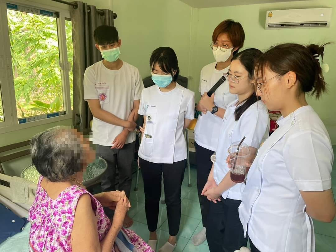 ร่วมลงพื้นที่ตรวจเยี่ยมผู้ป่วย/ผู้สูงอายุ และผู้พิการในชุมชน และสนับสนุนยานพาหนะสำหรับเจ้าหน้าที่โรงพยาบาลวังน้ำเขียว