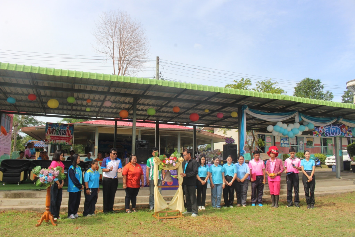 ประธานในพิธีเปิดการแข่งขันกีฬาภายในโรงเรียนด่านอุดมวิทยา