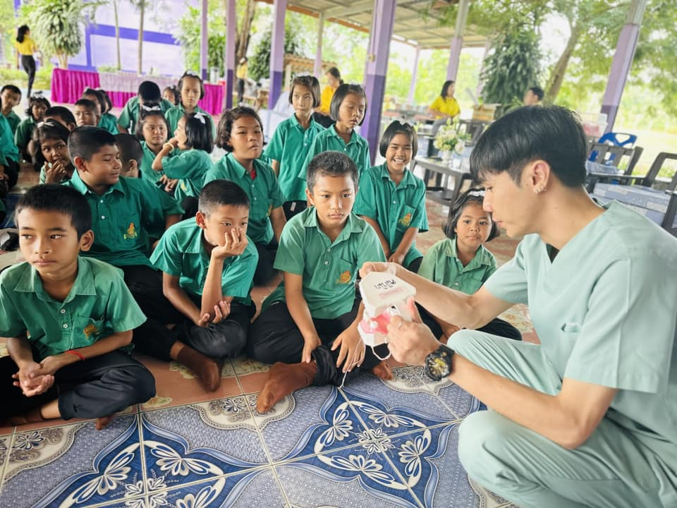 ประธานในพิธีเปิดโครงการส่งเสริมการแปรงฟันในโรงเรียน ในปีงบประมาณ 2567