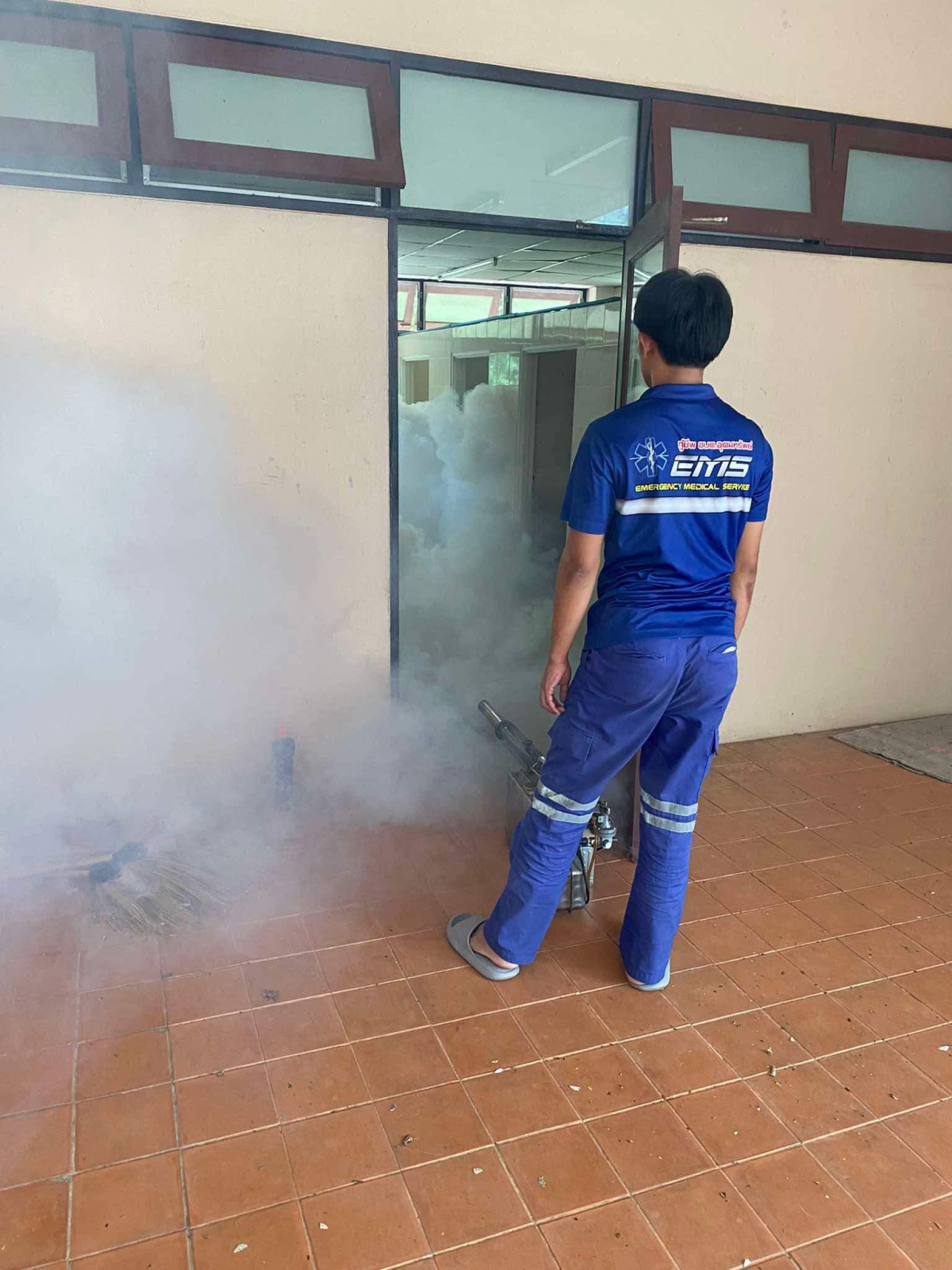 การดำเนินการฉีดพ่นหมอกควันเพื่อกำจัดลูกน้ำยุงลาย บริเวณสถานีวิจัยและฝึกนิสิตวนศาสตร์วังน้ำเขียว คณะวนศาสตร์ มหาวิทยาลัยเกษตรศาสตร์ หมู่ที่ 11