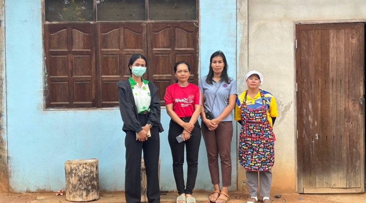 การดำเนินการฉีดพ่นหมอกควันเพื่อควบคุมโรคไข้เลือดออก ร่วมกับเจ้าหน้าที่โรงพยาบาลส่งเสริมสุขภาพตำบลหนองโสมง และอาสาสมัครสาธารณสุขประจำหมู่บ้าน (อสม.) ในบริเวณหมู่บ้านหนองแวง หมู่ที่ 12 