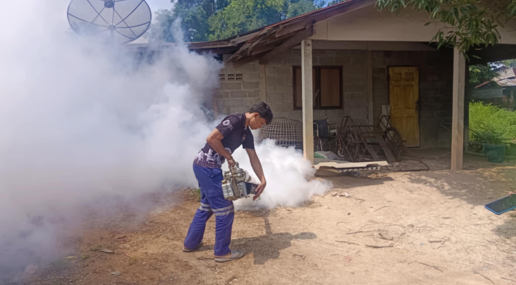 การดำเนินการฉีดพ่นหมอกควันป้องกันและควบคุมโรคไข้เลือดออก บ้านซับพลู หมู่ที่ 16